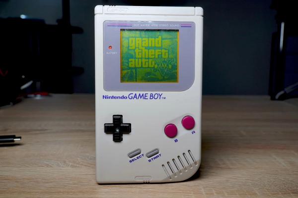Энтузиаст запустил GTA 5 на старом Game Boy из 1989 года | Канобу