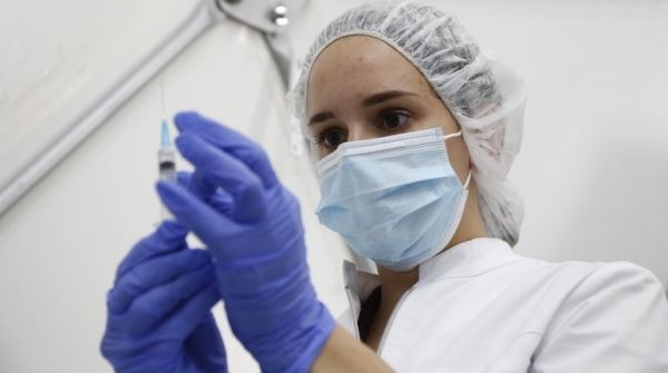 "Омикрон" вдохнули 600 петербуржцев: что нужно знать о новом штамме коронавируса