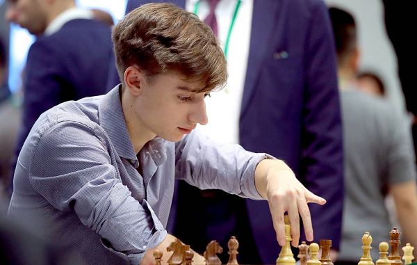Шахматисту Дубову засчитали техническое поражение из-за отказа играть в маске