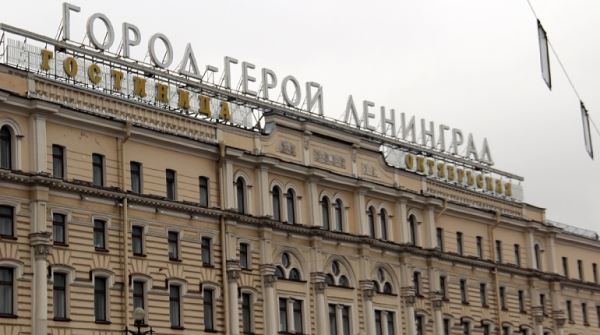 В центре охваченного ковид-катастрофой Петербурга устроили ярмарку для пенсионеров без масок и QR-кодов