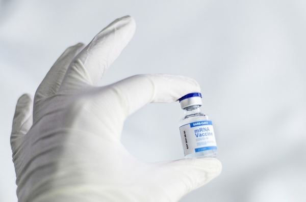 В Петербурге открыли запись на вакцинацию от коронавируса для подростков